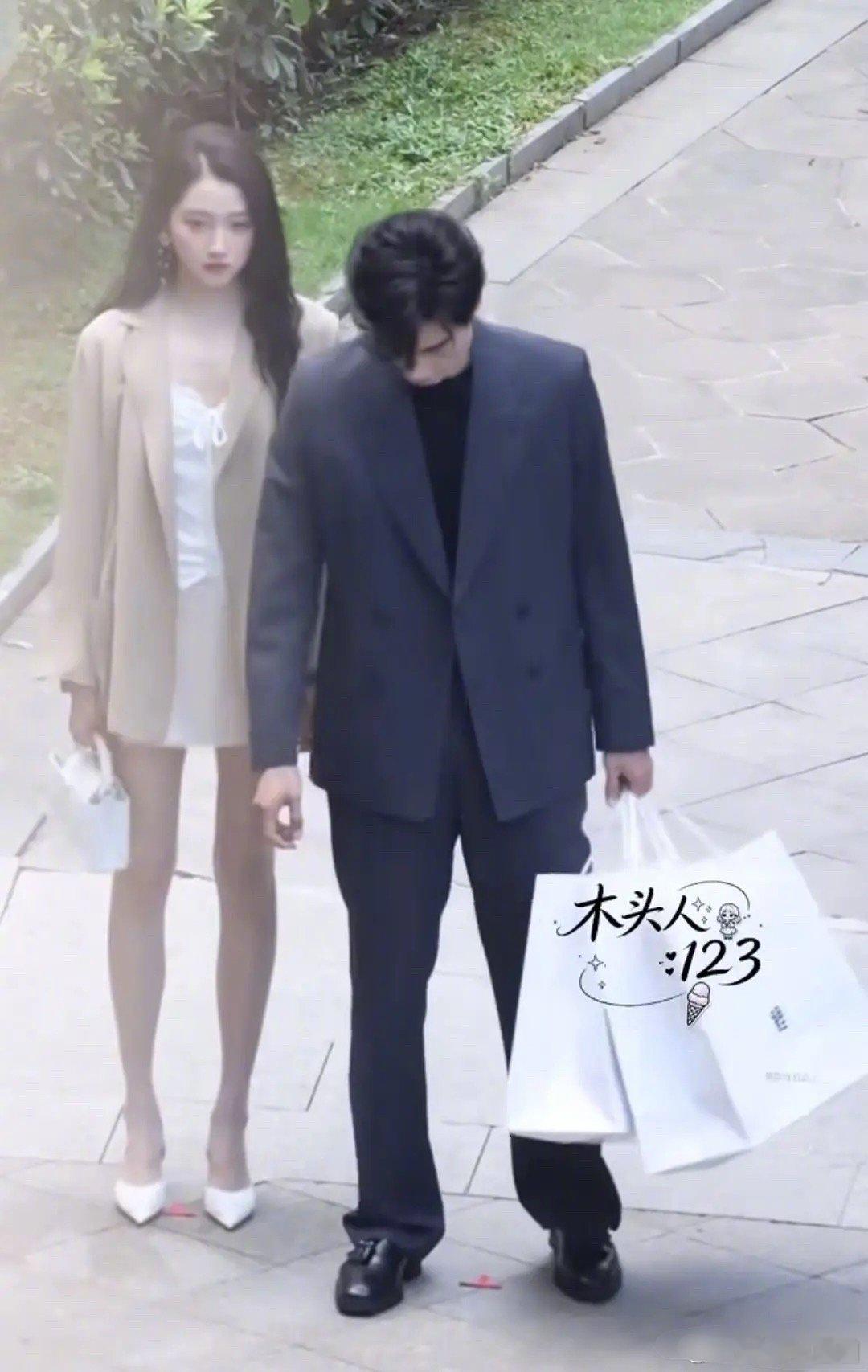 陈星旭关晓彤红掌大事很妙的样子，关晓彤这腿太绝了～ 