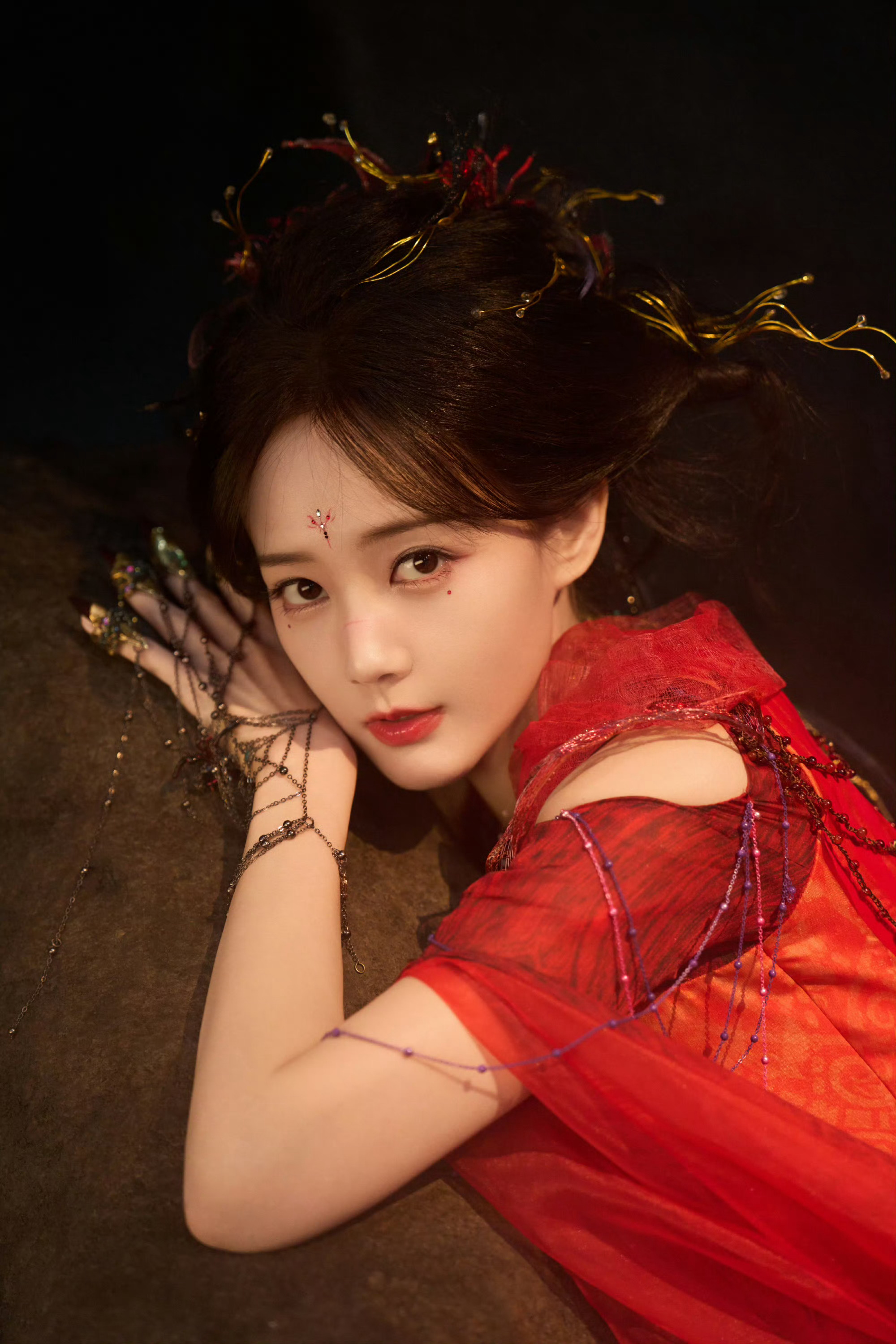 小蜘蛛能不能把姻缘线缠在我的手腕上[害羞][害羞]，就这个红衣清瞳美！今天继续追