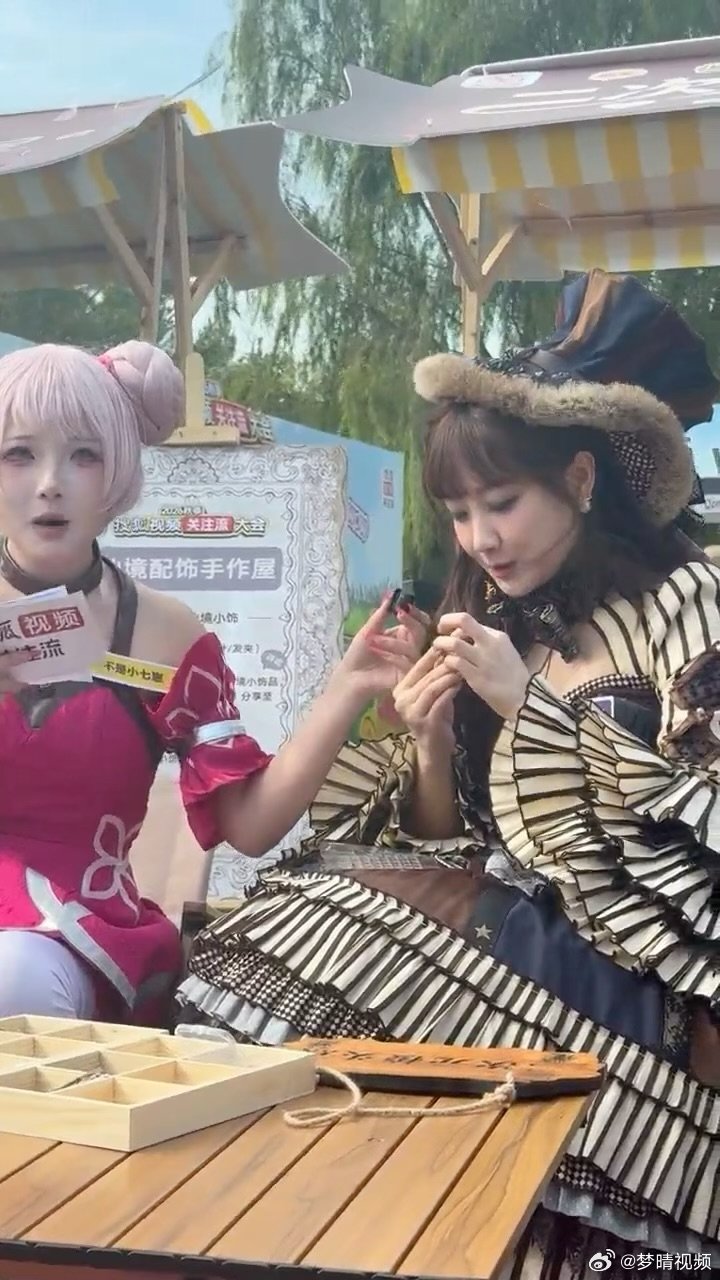 李艺彤没少看牛来李艺彤模仿牛来名场面捕捉可爱瞬间！李艺彤熟悉《牛来》名场面，现场