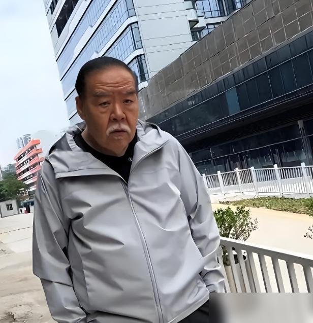 郑则仕破产，公司欠下 1700 万外债，走投无路之际，他给昔日好友周润发拨去了电