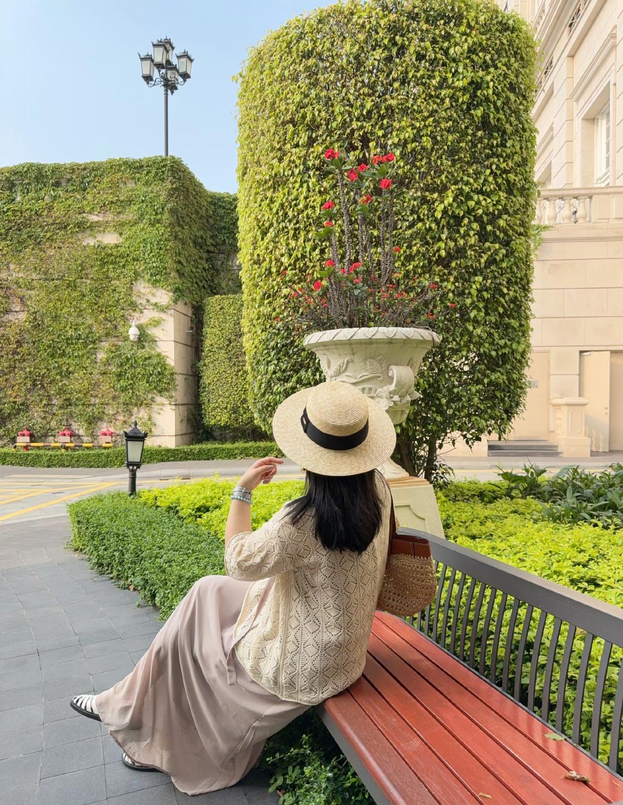 早安，新的一天，愿你眼里有光，心中有梦，脚下有路。