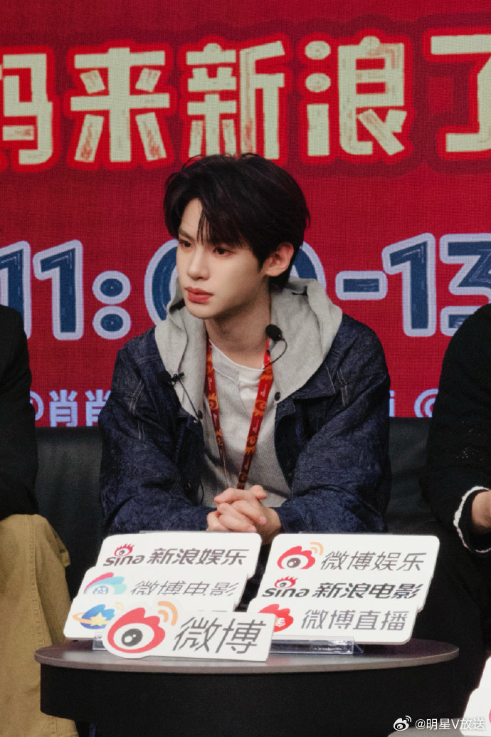 黄明昊的罗伯特也参加站姐团建了黄明昊解锁了赛博站姐 站姐团建卷出新高度，黄明昊的