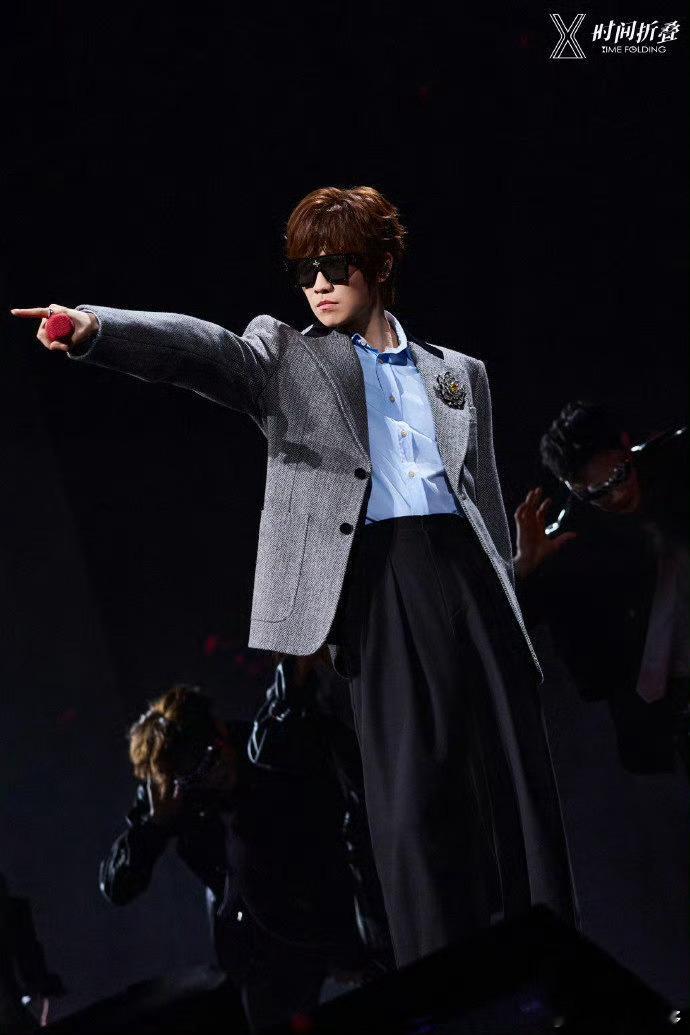 我不行了徐良演唱会送猪了徐良送完米面油开始送肉了 徐良也太实在了吧🐷！演唱会壕