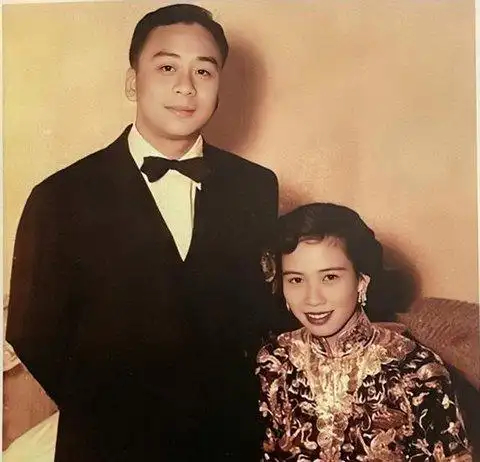 张雪惊讶97岁李锦记掌门人喝冰可乐 李锦记掌门人李蔡美灵，生于1930年；张雪机