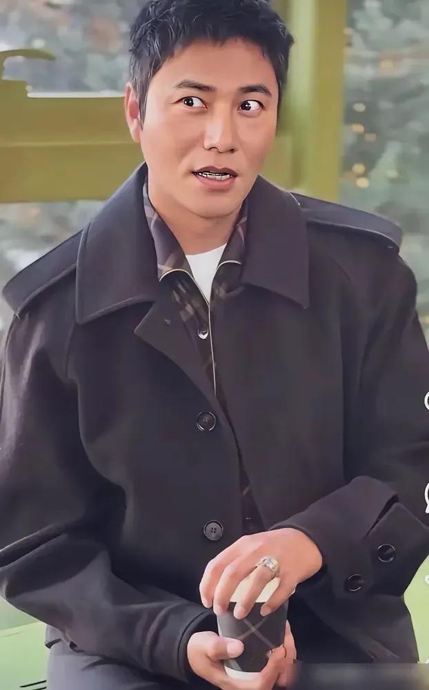 50岁的陈坤，脸部浮肿，连眼皮都肿的成了单眼皮，都不怎么像了。
他以前是双眼皮，