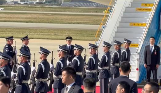 高规格接待中国  
当地时间10月30日上午，中国方面如期抵达韩国，在现场受到了