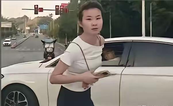 不是一家人不进一家门，媳妇人肉​拦车，丈夫紧急加塞，变道成功后，女子不但骂视频车