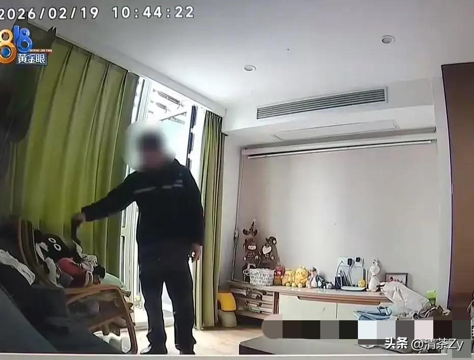 杭州一物业维修人员去业主家检查漏水情况，监控却拍下了他拿起椅子上放着的女性内衣！