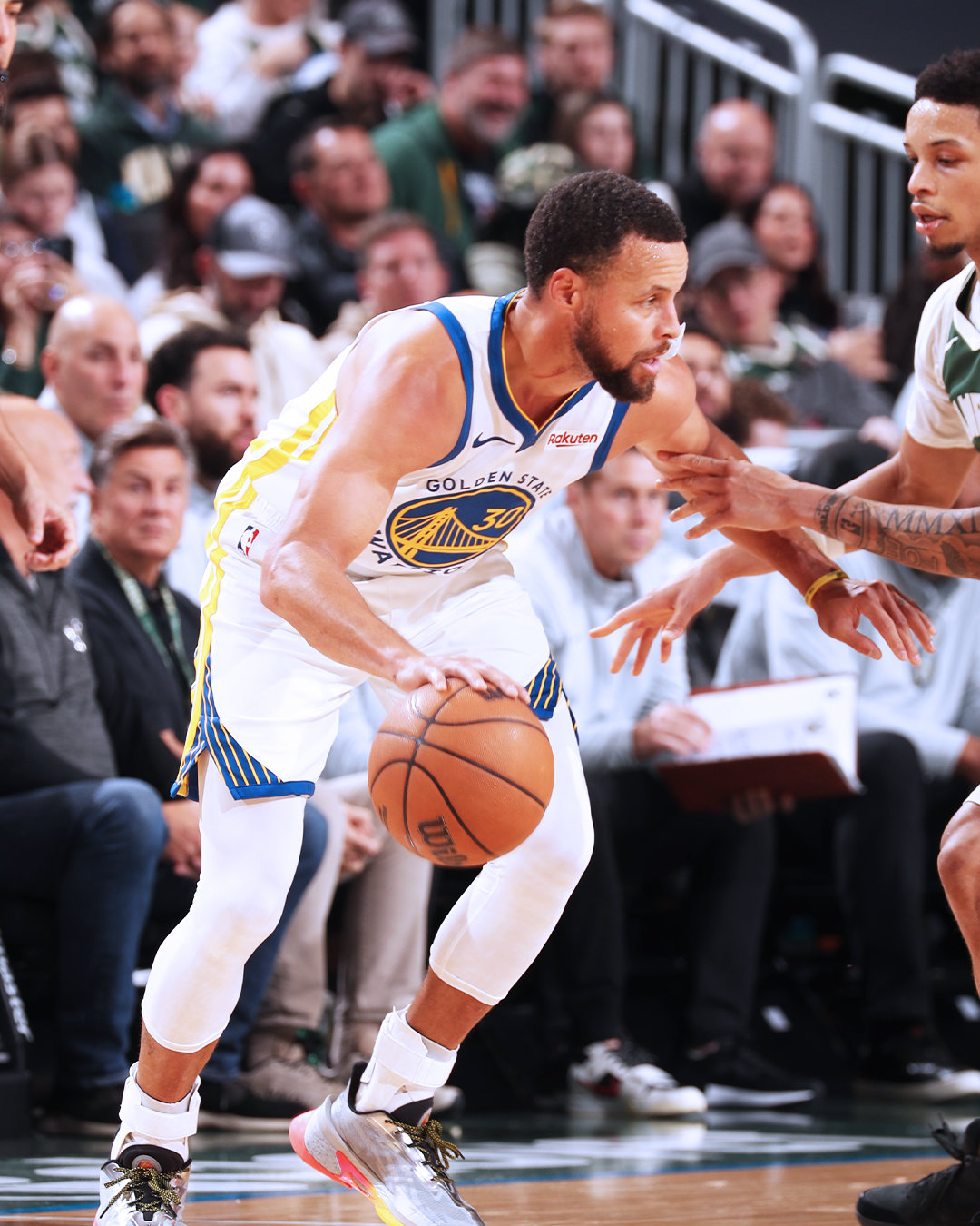 第一节结束，勇士25:34雄鹿；库明加9分。勇士vs雄鹿 ​​​