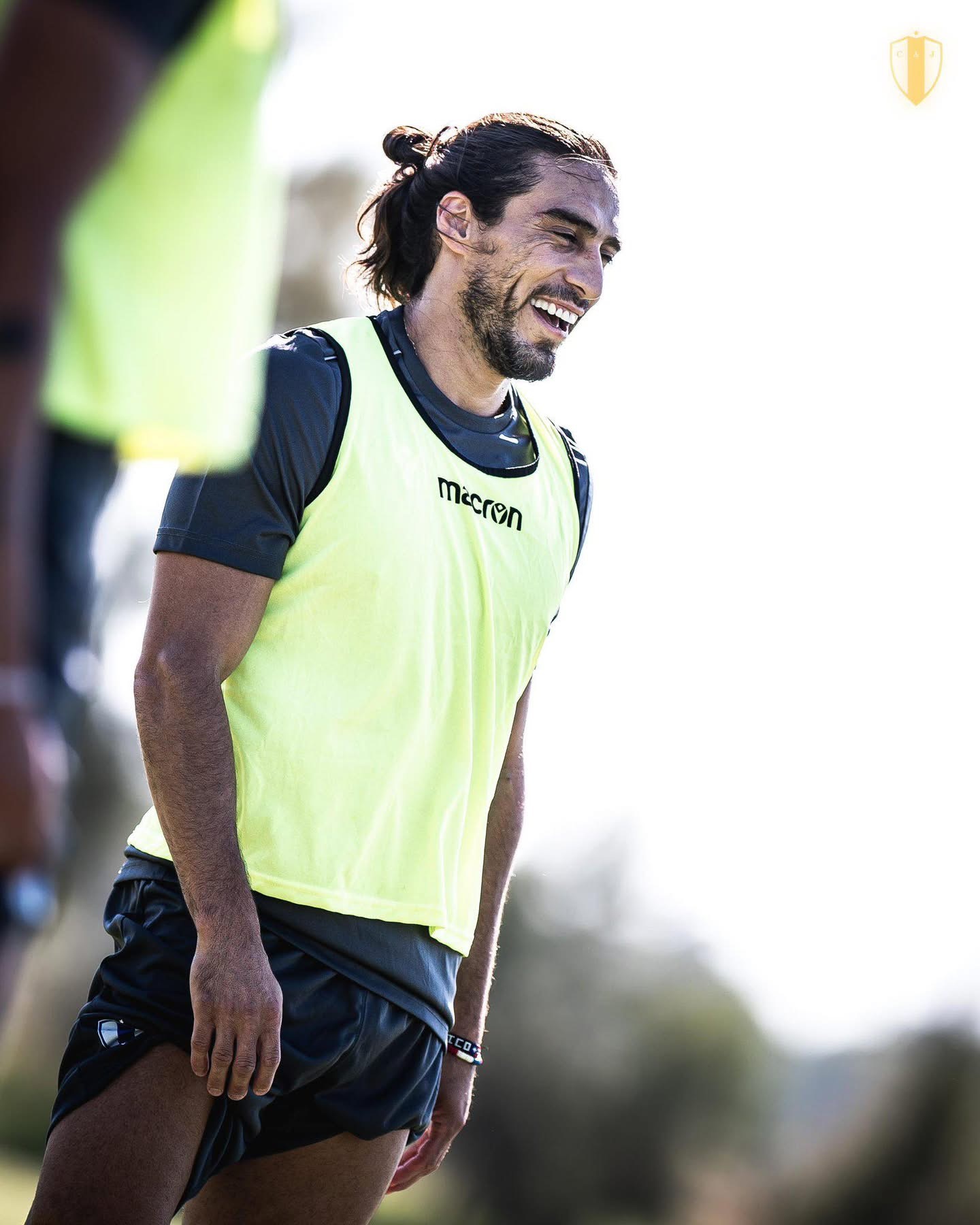 曾經效力過祖雲達斯、費倫天拿、西維爾、巴塞隆拿、拉素、修咸頓等球會嘅38歲烏拉圭