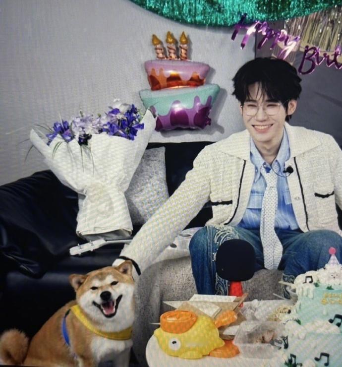 张真源呼安笑起来一模一样哈哈哈爷俩在一起久了越来越像了 