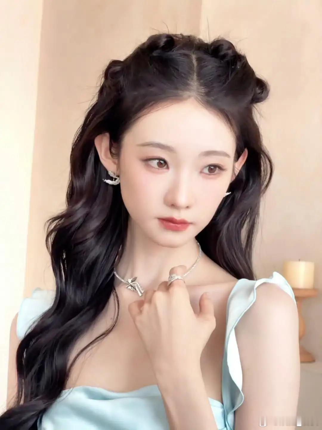 不知道 张艺凡的身材很曼妙2026年1月17日，张艺凡一组花园蓝裙写真集中曝光，