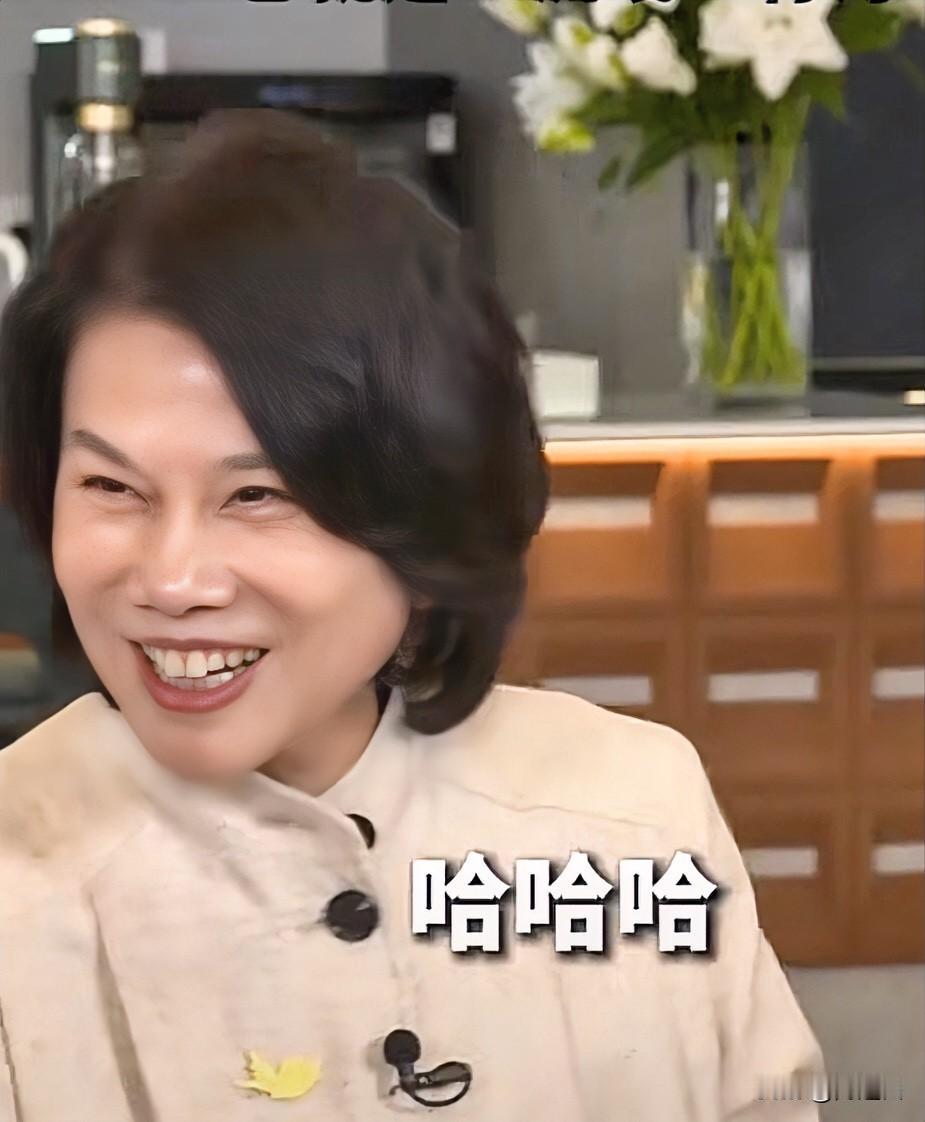 董明珠笑了，就像导演拍的剧情一样，正当她的言论：“绝不用海归派人才”的风口之波，