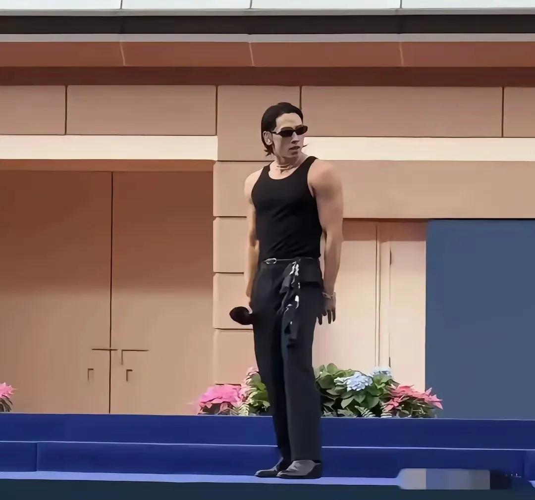 韩国一代顶流Rain最近现身香港，身穿黑色背心的他，边唱边跳，旁边还有穿着性感的