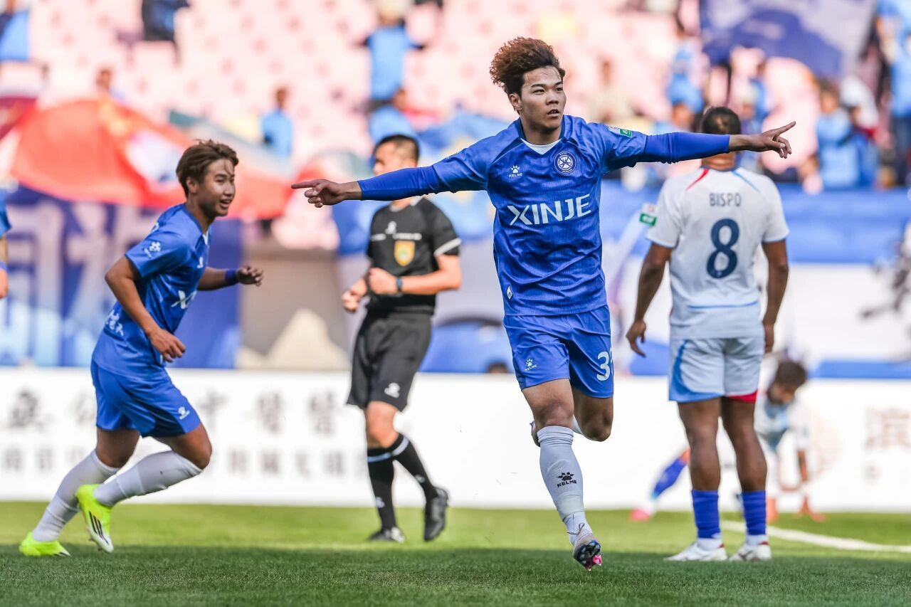 中国足球英豪丨唐瑞无锡吴钩4：0大胜深圳青年人，唐瑞两传两射统治全场。出生于20