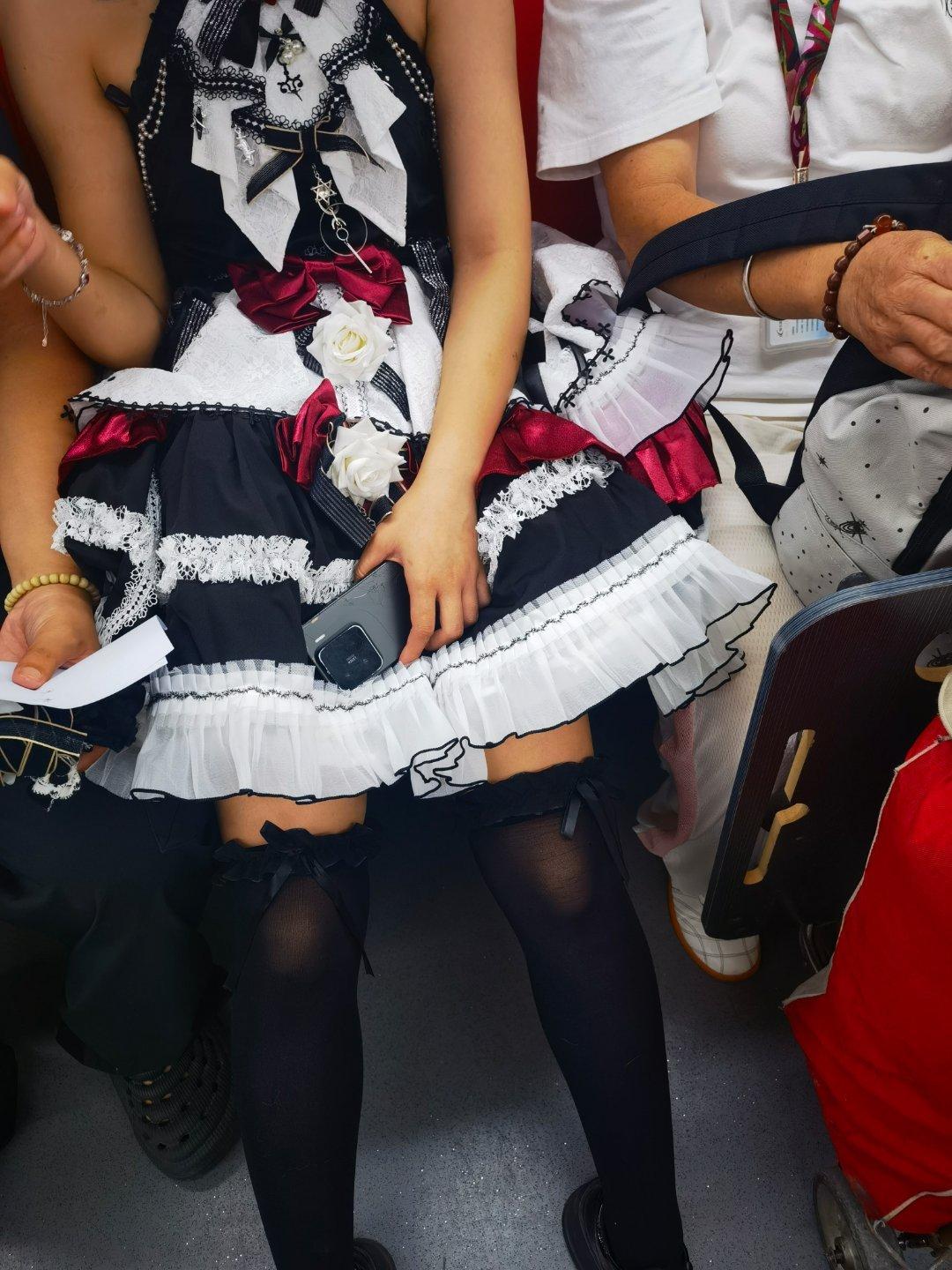 在地铁上看到一个cosplay美女[嘻嘻][偷笑] ​​​