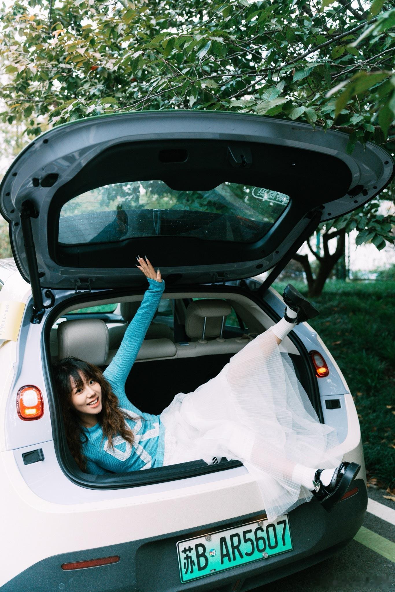 初冬林间的firefly萤火虫， 静谧而灵动，抬眼望去： 颜值是第一眼心动的松弛