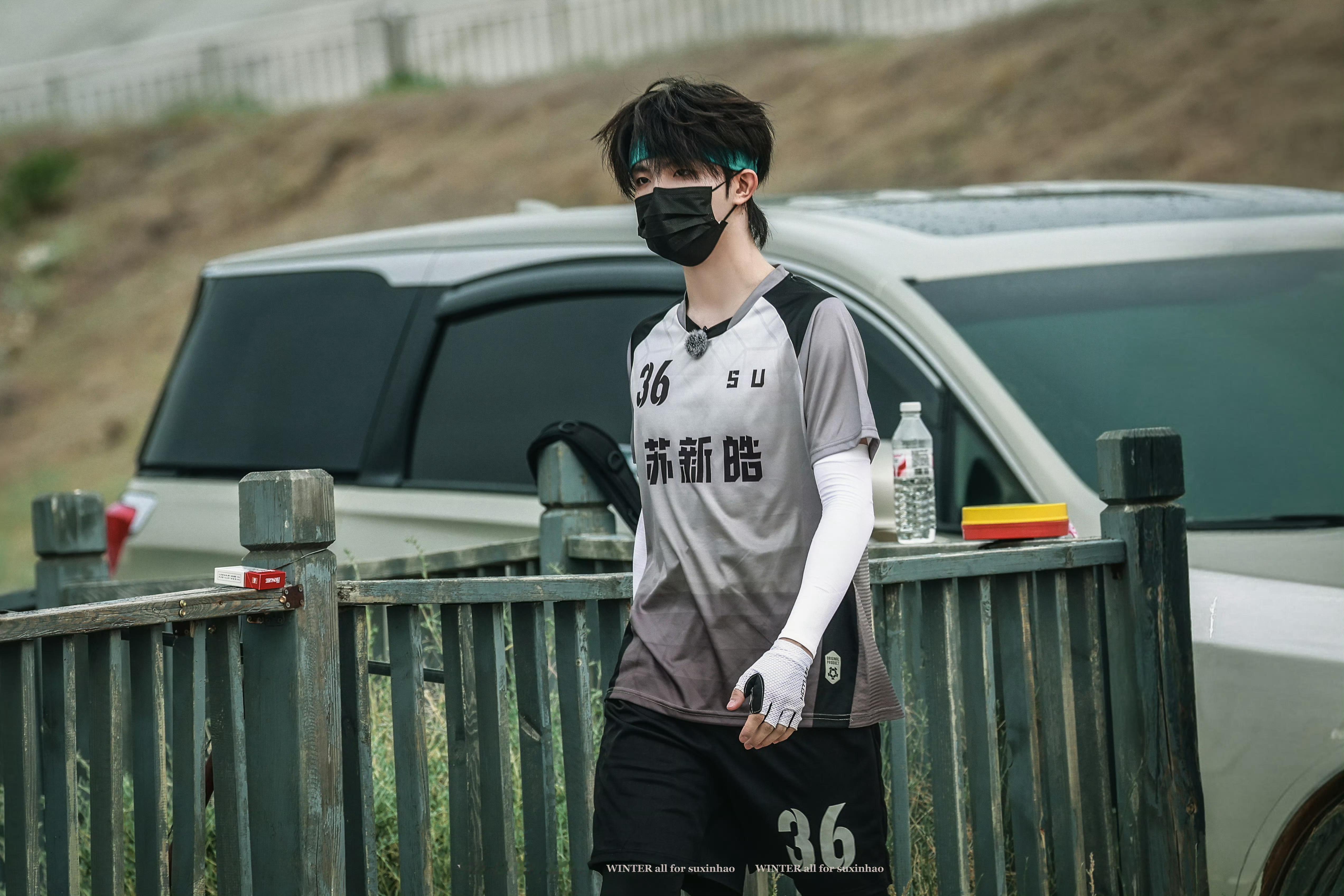 卧槽完全是易感期发作却又不得不工作的凶狗 把口罩p成止咬器就更有感觉了 