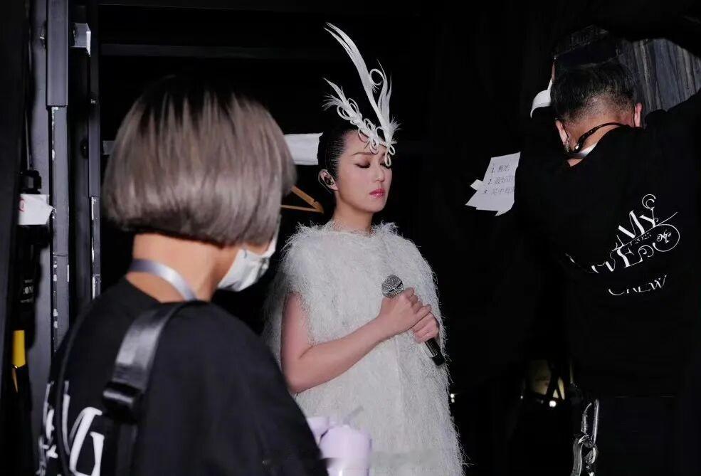 「大埔宏福苑五级火警 ｜杨千嬅演唱会 全場默哀…捐200萬港亢支援受災家庭 … 