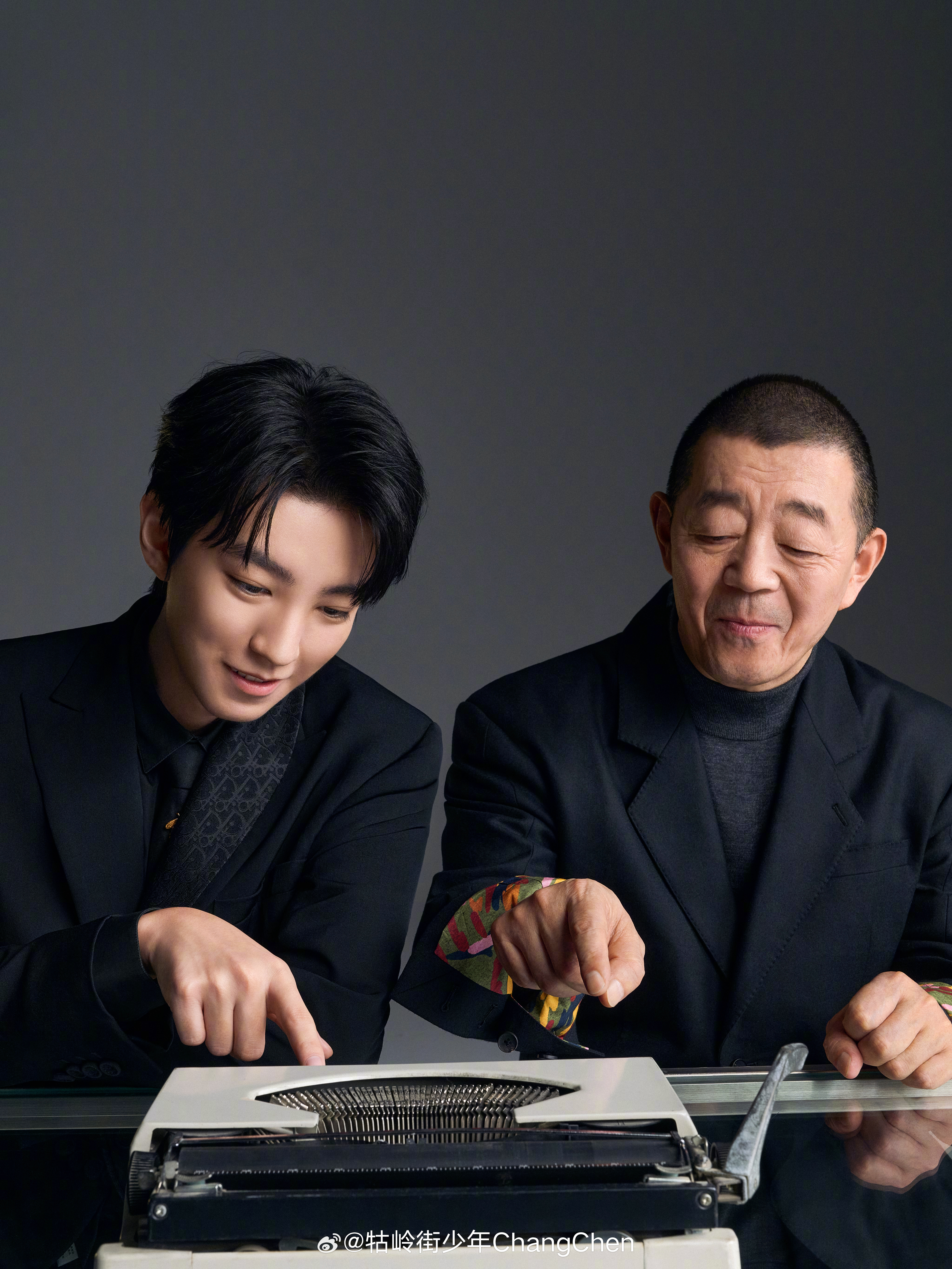 导演顾长卫和王俊凯登上《人民艺术家》杂志封面大片，电影《刺猬》的售后依旧继续！！