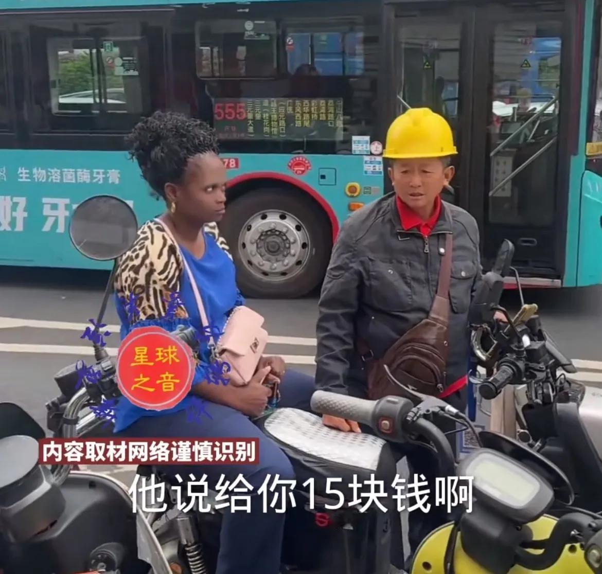 广州街头这幕太无奈！近日广州越秀双滨江皮具城门口，一位摩的师傅遇上了件头疼事，拉