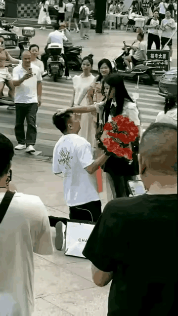 刷到这个视频，有人觉得女孩太过无情，也有人认为男孩太没骨气。你不妨想想，要是这是