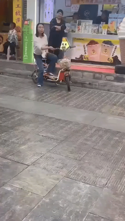 太疯狂了，见一个打一个，还一言不合就脱衣服，这可咋整？陕西渭南，一女子大街上突然