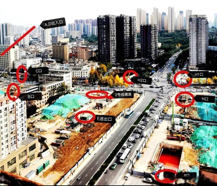 西安地铁航天城站是地铁2号线与15号线的换乘站，出入口布局较为丰富。

其中，地