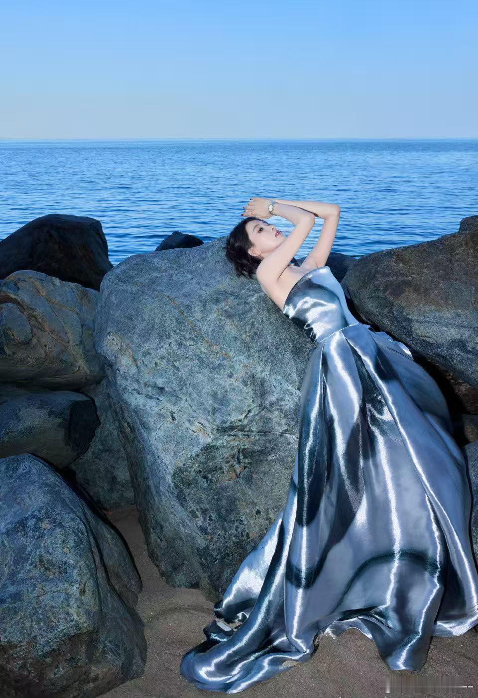孙怡怎么把海浪穿在身上 看孙怡这身银色抹胸裙，真的是把海浪穿在身上的节奏，水光潋