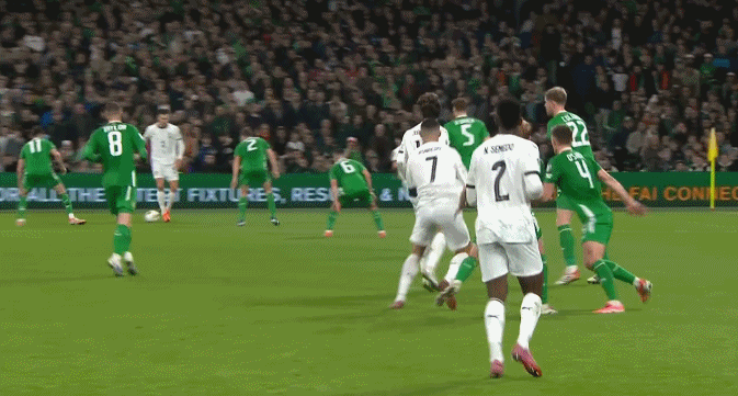 无能狂怒，故意肘击，输球输人，这样的人值得粉，我真的不理解。