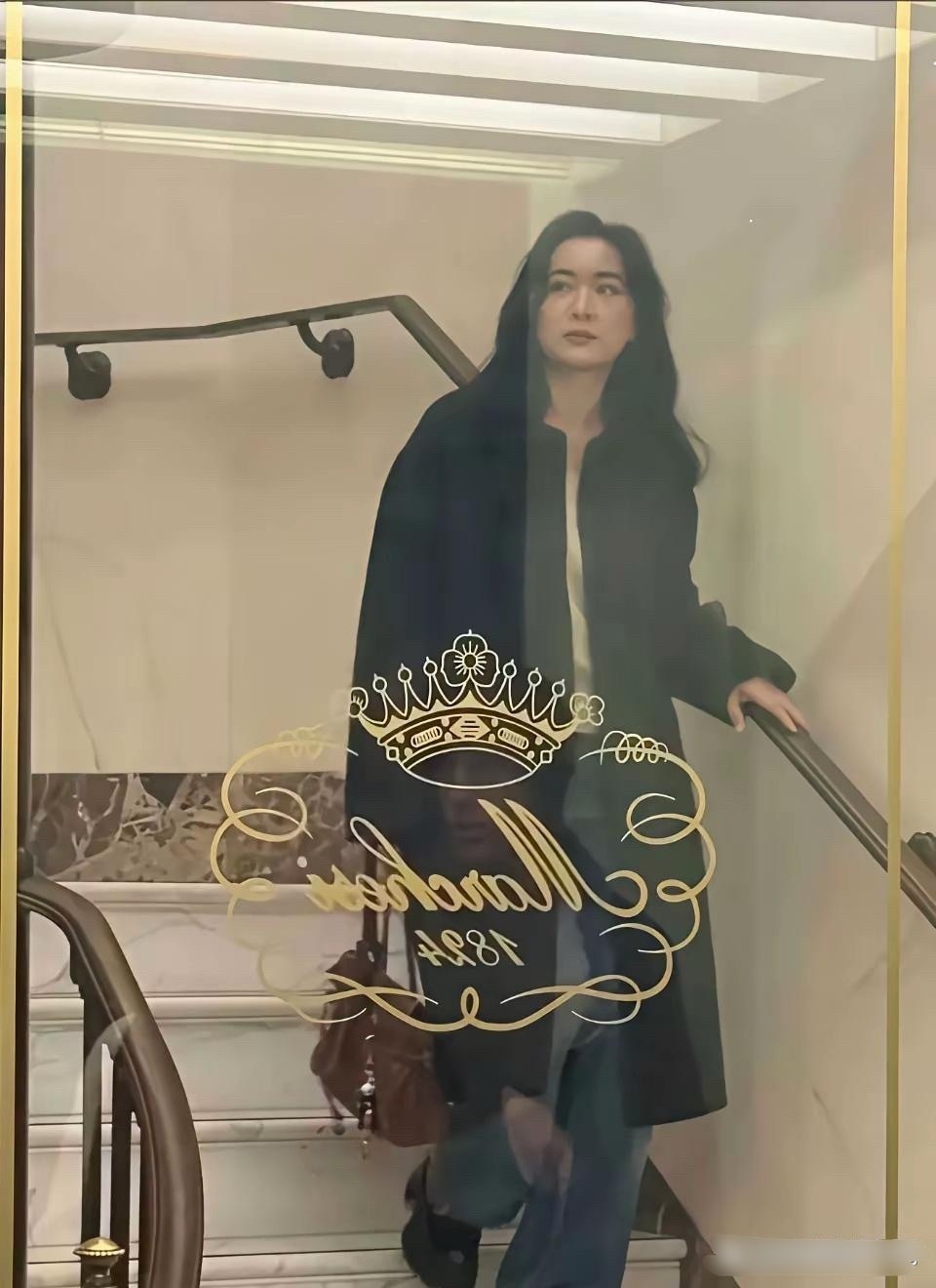 贾玲完全是另外一个人了，看起来好高冷。果然不继续走喜剧路是正确的，因为不接地气了