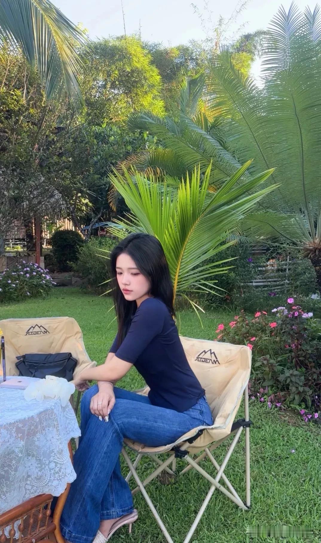 公园少女的春日秘密  
漫步林荫，捕捉每一缕阳光，  
镜头定格，笑容比花朵更灿