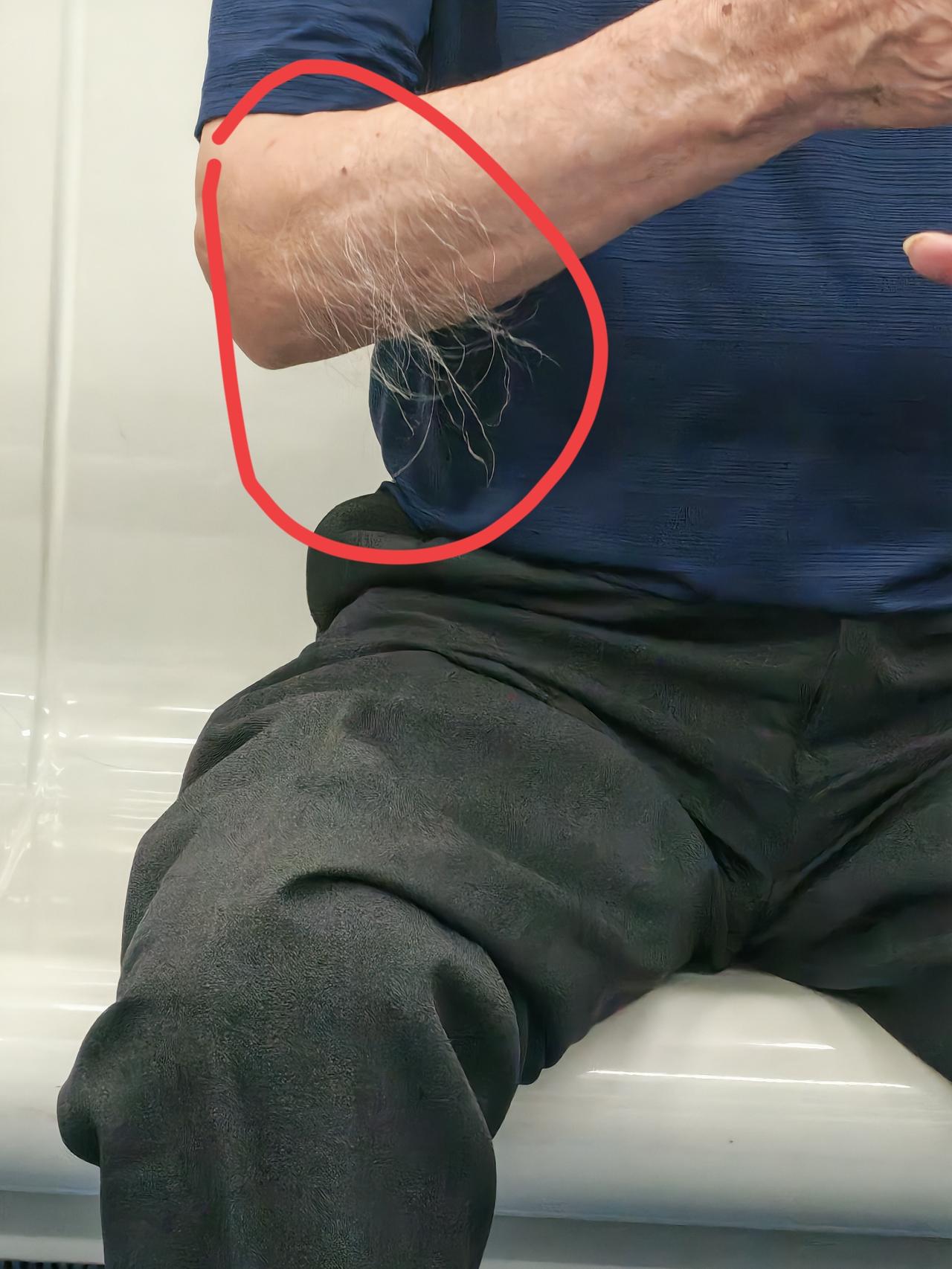手臂上留这么长的毛干嘛？