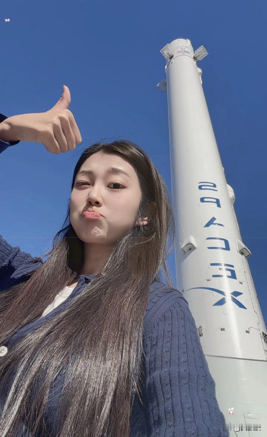 经常在抖音看到推送
有人去参观马斯克的火箭🚀发射
看着挺粗糙的
现场啥人都有