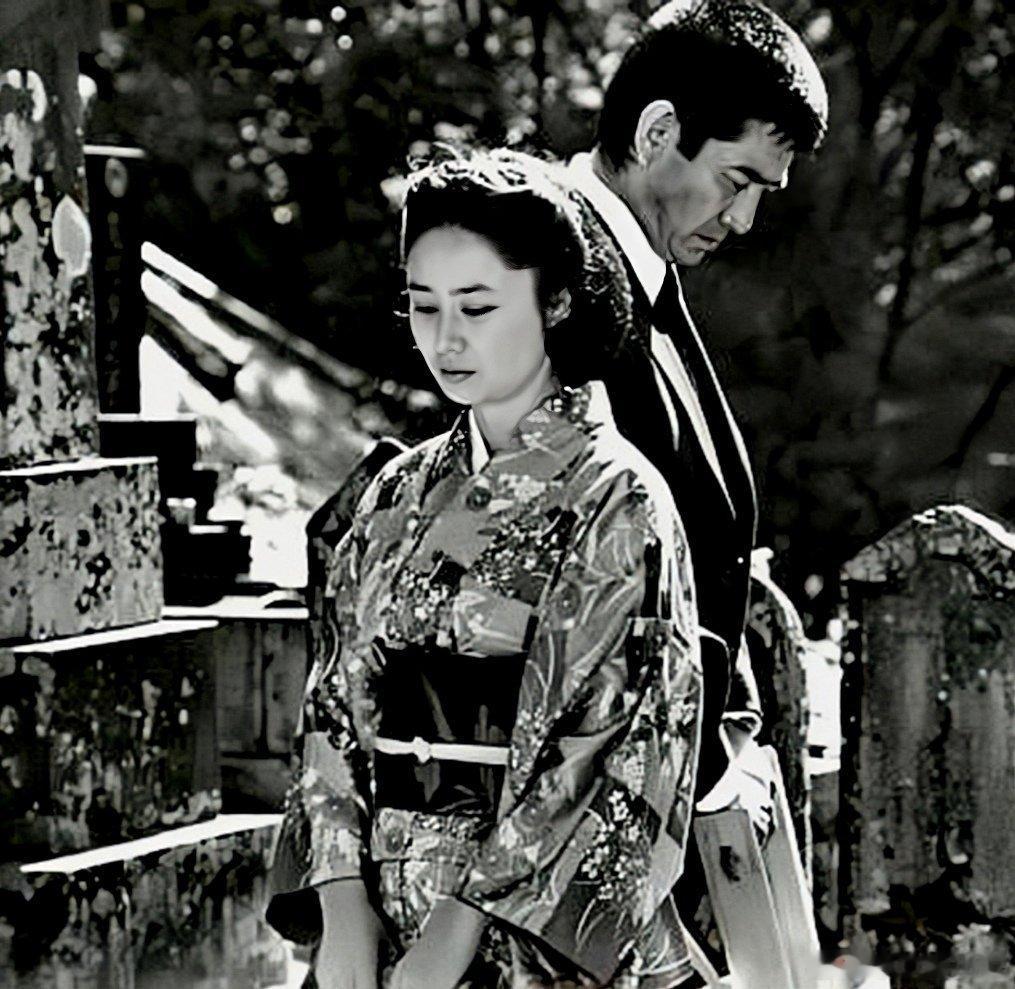 1982年森谷司郎导演电影《海峡》中大谷直子饰演的妻子与高仓健饰演的阿久津。影片
