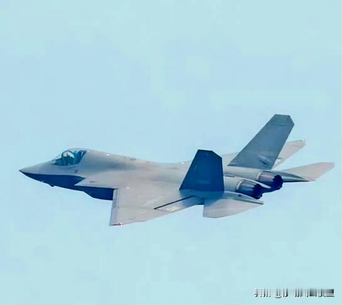 如今在海天之间，存在着这样一支航空联队，歼 - 35、歼 - 15T、空警 - 