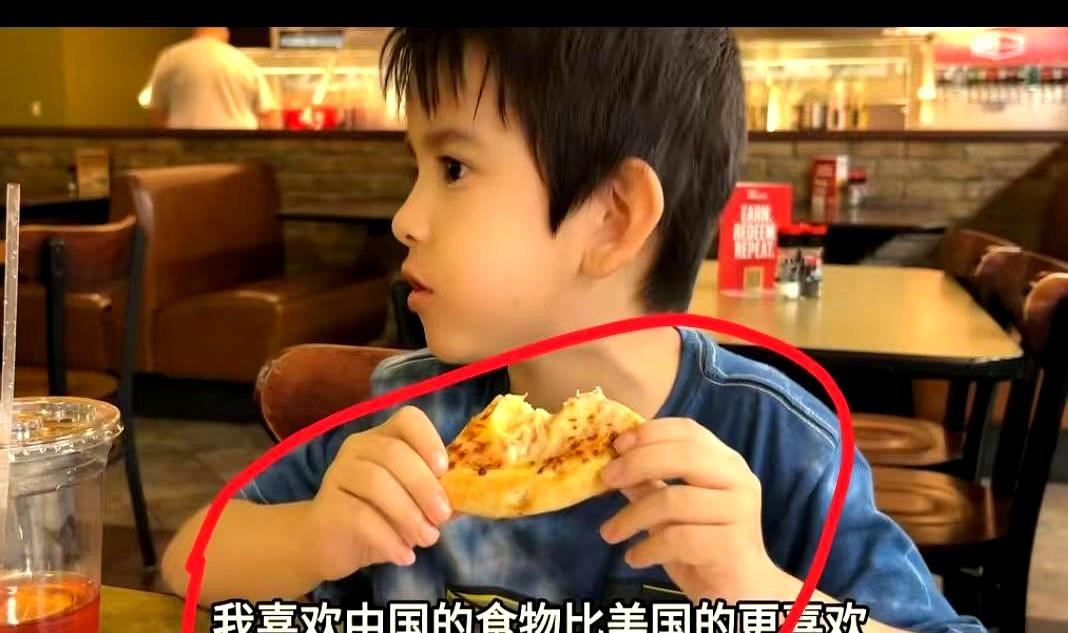 一件白衬衫，能把评论区吵到几百楼，互联网就爱这种细节的战场。
河南A妈拍的日常里