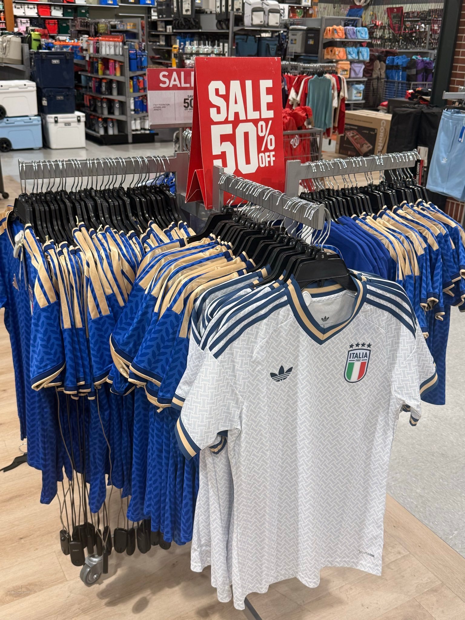 【】 无缘世界杯 ，在欧洲意大利国家队的球衣已经折扣50%了……❗ 