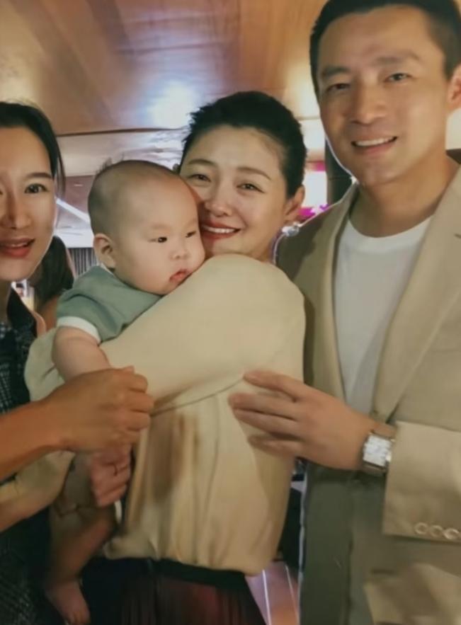 她一直就是个很要强的人，被大家知道她的老公婚内多次出轨应该就不会在一起了吧。她再