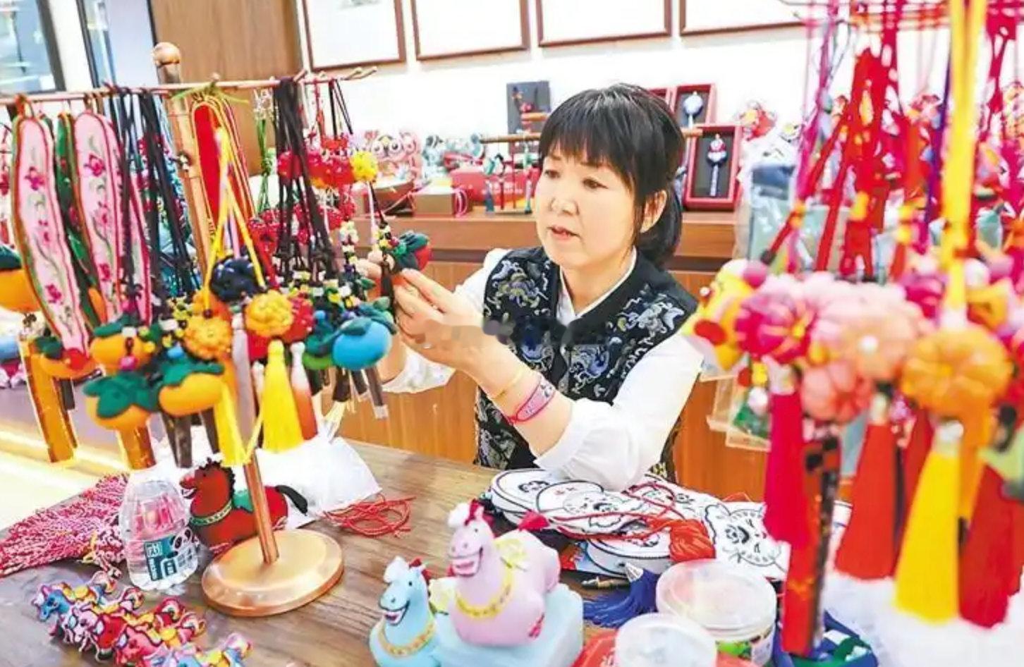 甘肃非遗小手艺变成大产业 叮当的錾刻声敲响了洮州匠人的致富曲，飞针走线的香包绣出