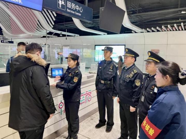 晒图笔记大赛近期，青岛地铁在开展票卡核验过程中，发现部分乘客存在冒用他人优惠卡（