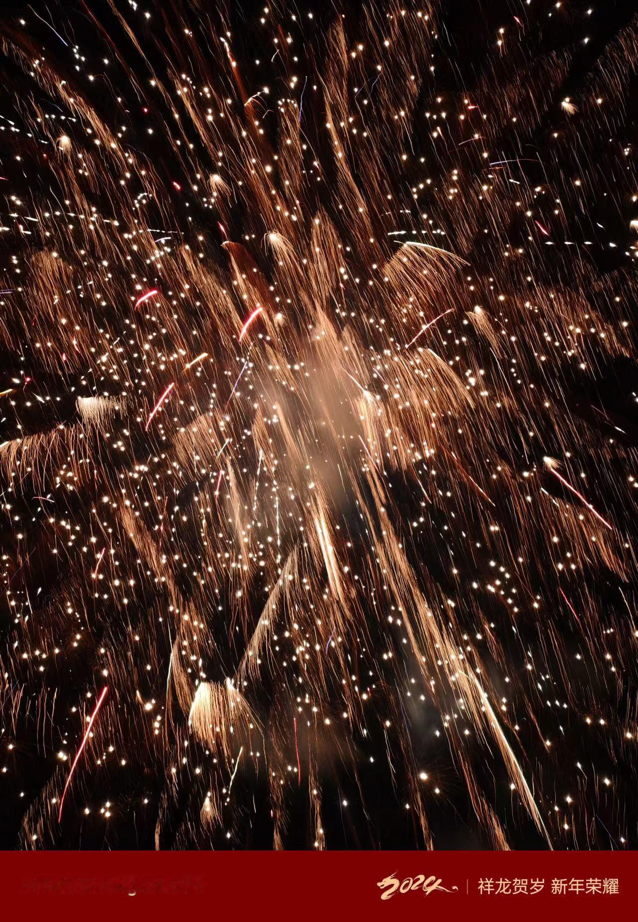 网友晒出的烟花照片，拍摄设备是荣耀Magic6 Pro。烟花拍摄反映出荣耀旗舰手