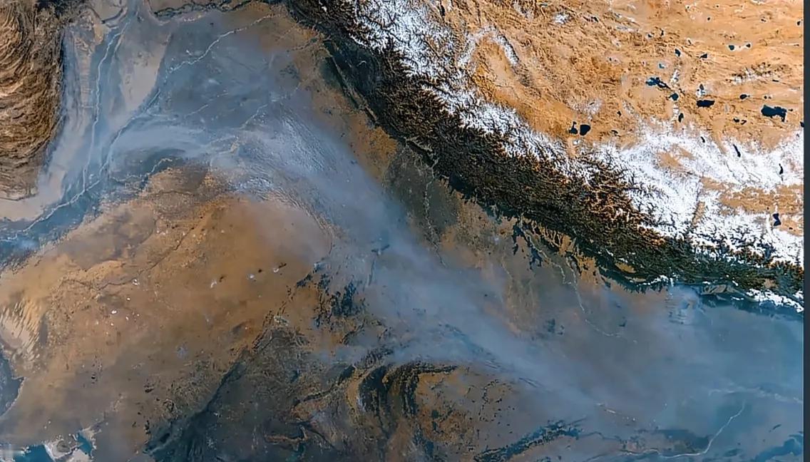 中国人都应该感谢喜马拉雅山的庇护。
最近印度上演了一场新德里大逃亡，不是战争也不