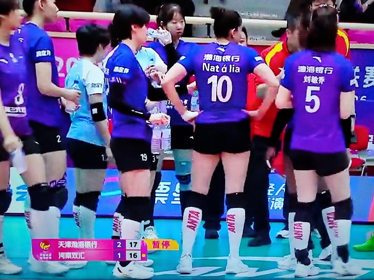 女排排超联赛第十七轮，天津女排对阵河南女排，前三局比分24：26，25：15，2