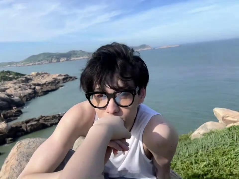 九成美发恋爱视频rr持肚肚已挟大院？ 