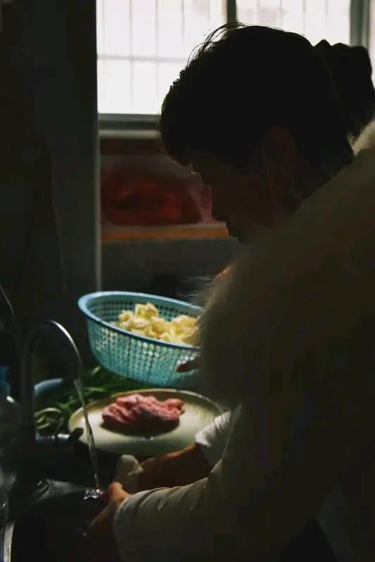 随着黄金价格蹭蹭上涨，我媳妇又多了一个骂我的理由。因为当年结婚，我没有给她买三金