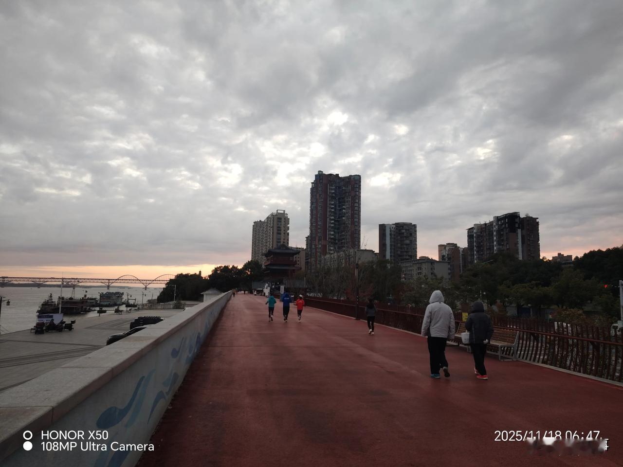 冬日生活打卡季冬日11月18日长江岸边晨练
