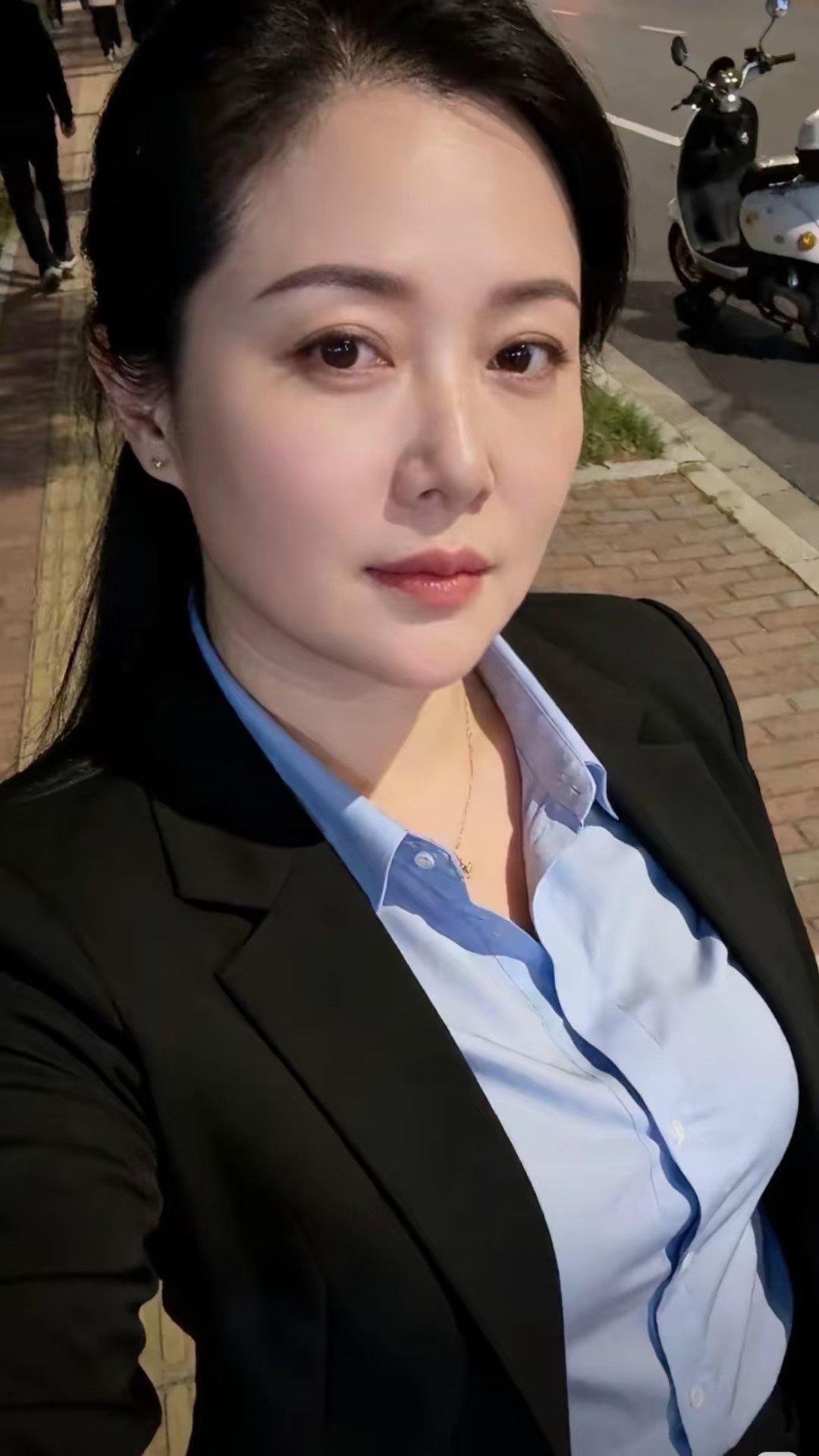 什么样的女人才最有魅力呢?
最有魅力的女人，是 “丰富的安静” 与 “温柔的力量