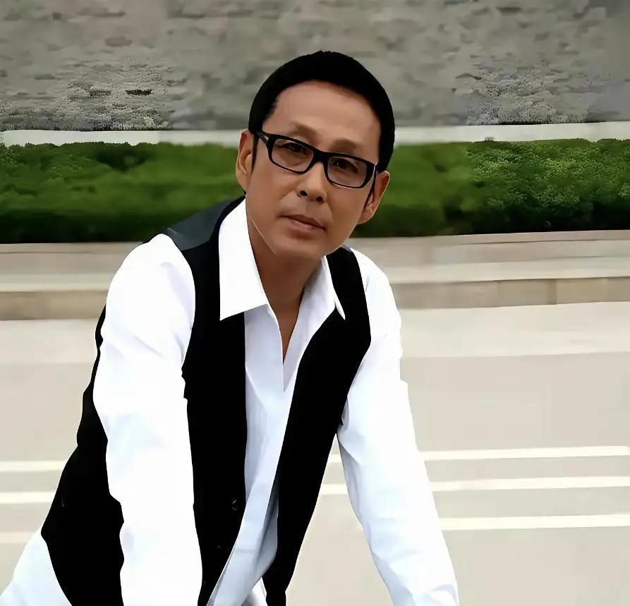 陈道明曾有一段戳破婚姻真相的言论，被无数女性奉为人间清醒：“女人必须现实一点，没