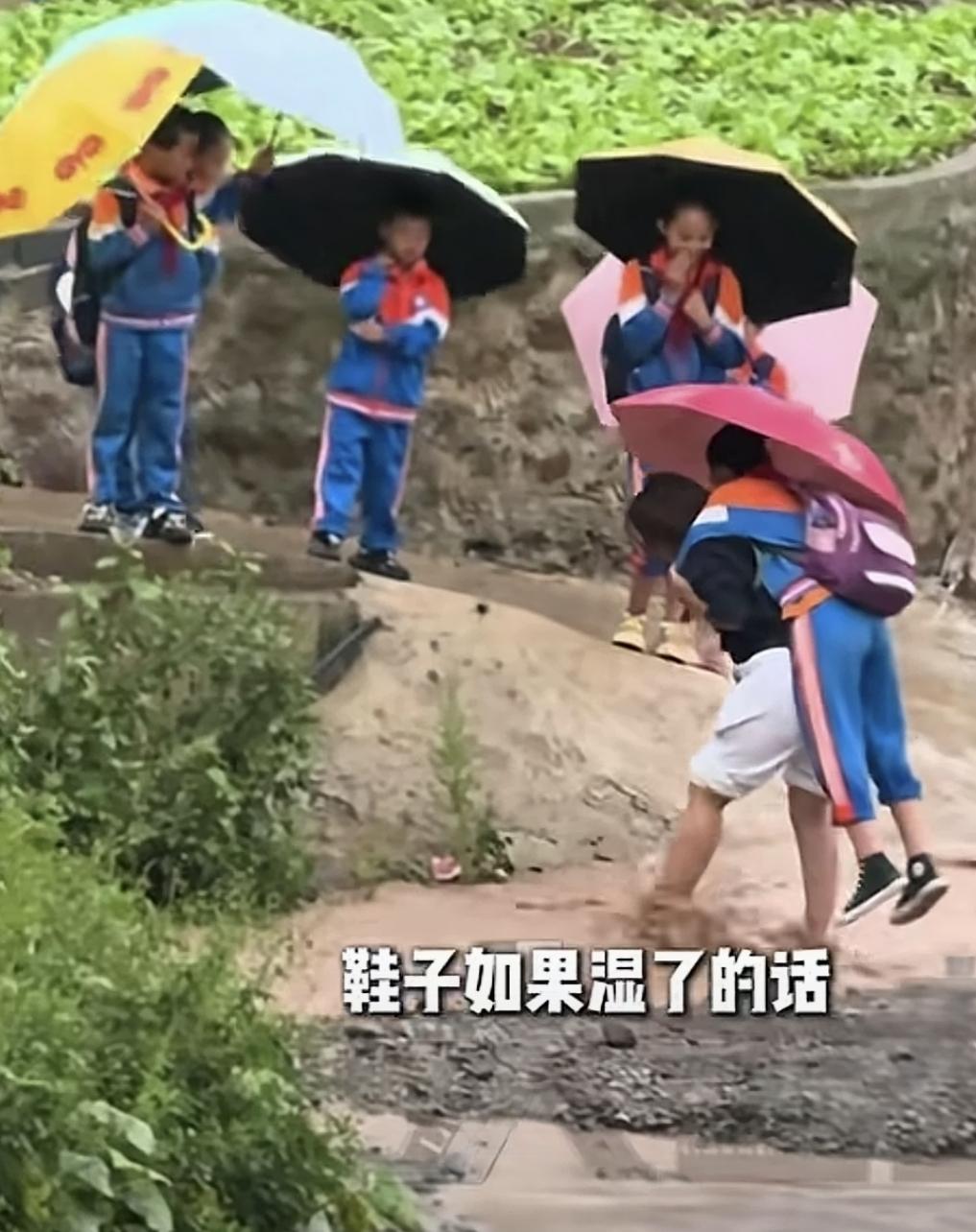 “太给力了！”近日，四川连续下雨，小学生上学路受阻，女子不忍他们的鞋子弄湿，挺身